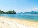 ホテル前の砂浜には美しいシーグラスが。お気に入りを見つけてください。