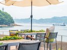ホテル棟正面のテラス席からは、来島海峡大橋や馬島の灯台をご覧いただけます。