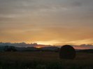 麦わらから作る麦稈ロールと夕焼け。(7月下旬〜8月上旬頃に見られます。)