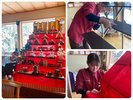 7段飾りのお雛様を飾るスタッフの玉井です(^O^)