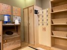大浴場内には飲料水用タンクと小さめのロッカーをご用意しております。