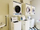 洗濯機、乾燥機各3台ございます。洗濯機は1回300円、乾燥機は30分100円です。