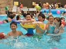 家族みんなで水遊び