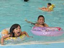 プールで水遊び