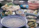 【お料理・冬】魚醤焼きも楽しめる、天然篠島とらふぐコースのお料理（盛４名）一例