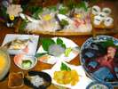 生しらす＆天ぷらをはじめ、しらす料理が５種★その他タコやお刺身等篠島グルメ満載♪【しらすづくし】一例