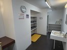 【脱衣所】広くはないですが脱衣カゴ6つご用意いております!