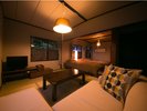 【はち】ソファで話す、奥のベッドで休む。同じ部屋でも思い思いの湯あがりを。