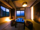【いち】低いテーブルを囲み、畳に座る。旅の話が続く夜は、お茶をもう1杯。