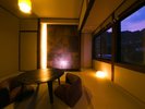 【に】夜は窓辺の席にあかりをともして。今日歩いた明礬を思い返す、部屋での時間。