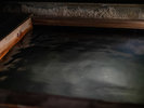 【男性用小浴場】少しずつ満ちる湯に光が揺れる。この湯船にたまる貴重な湯をじっくり味わって。