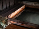 【男性用小浴場】湯船に身を沈め目の前の湯面を眺める。ここでは湯そのものが旅の楽しみ。