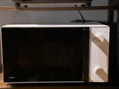 持ち込んだ食事は共用の電子レンジで温めて。食べたいものも時間も自分で選ぶ滞在。