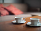 【はち】2つのカップにお茶をいれて。普段は話せなかったことまで、旅先のテーブルで。