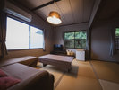【はち】光の入る畳の間で足を伸ばす。予定をひとつ減らして部屋にいる午後。
