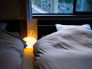 【なな】枕元の小さなあかり。眠る前に、今日撮った写真をふたりで見返す夜も。