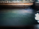 【女性用小浴場】湯面を渡る光と立ちのぼる湯気。湯船にたまる貴重な湯にそっと身をゆだねる。