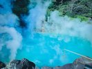 【海地獄】湯けむりが晴れるたび鮮やかな青が顔を出す。足を止めて眺めたい、別府の景色。