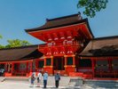 【宇佐神宮】全国八幡社の総本宮。朱塗りの美しい社殿と豊かな自然に囲まれ、歴史を感じるひとときを。