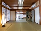 窓の向こうには手入れの行き届いた日本庭園が広がり、四季の移ろいを感じながらお過ごし下さい