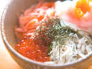 【ご朝食】【しらすと桜海老の2色丼】半分程度食べたところで温泉卵を落として味変わり！
