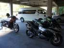 バイクでいらっしゃる方は事前にお申し付けくだされば屋根付き駐車場をあけておきます。