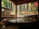 秋のはじめの露天風呂。色づいてきた木々でカラフルな自然に囲まれて。