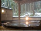 静けさがより一層深くなる雪の露天風呂(女風呂)