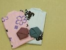 浴衣は男女違うものをご用意。館内に飾られている「横山蒼鳳」さんの書がプリントされている。