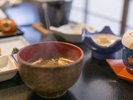 お食事処にお味噌汁の匂いがひろがる。(お味噌は自家製の愛情味噌)