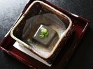 これも名物!2時間練りこんだ黒胡麻豆腐は、湯本舘でしか食べられない唯一無二