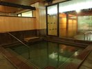 男風呂の内風呂は水色のタイル張り