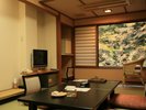 お庭側8帖タイプは、中庭に面しているので見下ろすと鯉の池が見えます。