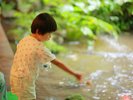 鯉にエサやりはご自由に(12月〜3月までは鯉が冬眠の為お休み)