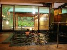 女風呂の内風呂はキラキラタイル貼り