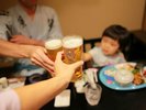 個室のお食事処で、家族水入らずのカンパイを。