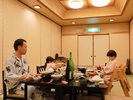 2階のお食事処は明るく広く、ご家族連れや小グループに人気