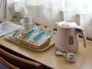 【客室備品】電気ポット、お茶、コーヒーセット