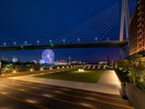 <広大なテラス>夜にはホテルのライトアップと共にベイエリアの美しい夜景が楽しめます。