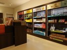 【ホテルショップ】ホテルメイドのスイーツや大阪土産、日用品などをご用意しております。