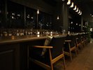 【Cafe & Bar LIBER】落ち着いた空間と居心地のよさを演出したカウンターバーがございます。