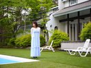 澄んだ空気の中で楽しむ屋外温水プール。昼は緑、夕方は高原の涼しさを感じながらお過ごしください。