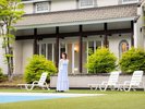 澄んだ空気の中で楽しむ屋外温水プール。昼は緑、夕方は高原の涼しさを感じながらお過ごしください。