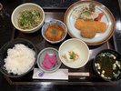 日替わり夕食:サーモンフライとカニクリームコロッケ定食