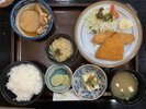 日替わり夕食:アジフライとサーモンフライ定食