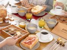 【朝食】抹茶スプレッド、豆乳ディップなど6種類のコンディメントともに、贅沢な時間を