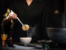 祇園宵のおも茶話会 目の前で点てた祇園辻利の抹茶を召し上がれます