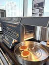 世界で唯一の自動パンケーキマシンによりボタン一つでパンケーキがお召し上がりいただけます!