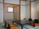 ≪和室10畳≫角部屋。海が望めます。2ドアタイプの冷蔵庫を設置しています。