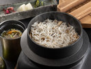 【基本料理-雅膳イメージ-】音戸ちりめんと茸の釜飯(9月-11月のお品書)